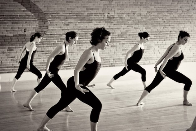 Dancers in lunge 